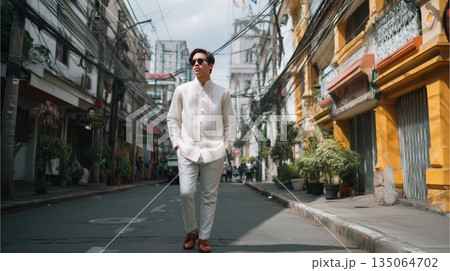 フィリピン伝統衣装と革パンツの都会的放浪者 135064702