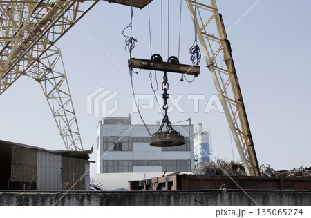 Steel Scrap Yard Gantry Crane With Lifting Magnet 135065274