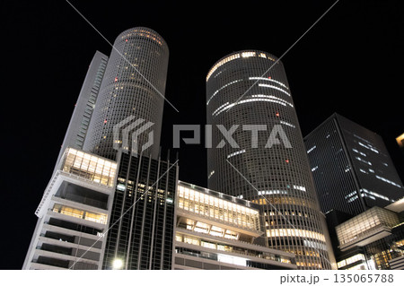JRセントラルタワーズ 名古屋駅 夜景 JRセントラルタワーズ 名古屋駅 夜景 135065788