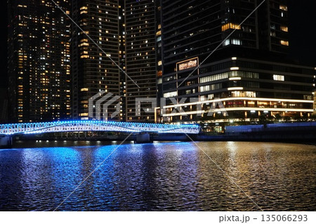 ライトアップされた朝潮小橋 135066293