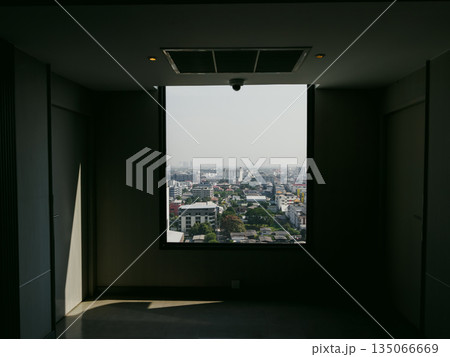 ビルの窓から見るタイのバンコクの都市風景　旅行 135066669
