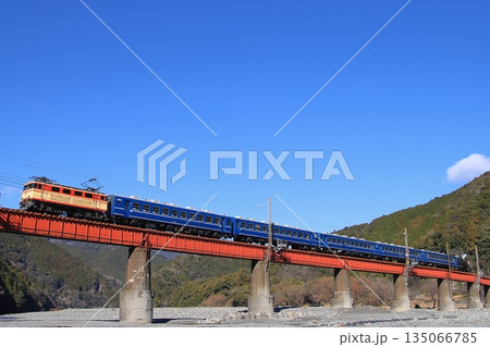 復活を遂げた元JR西日本12系客車を従えて快晴の大井川を渡る大井川鐡道E32形_2026/1/3撮影 135066785
