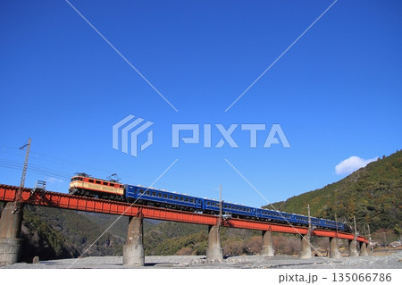 復活を遂げた元JR西日本12系客車を従えて快晴の大井川を渡る大井川鐡道E32形_2026/1/3撮影 135066786