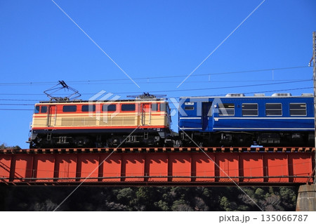 復活を遂げた元JR西日本12系客車を従えて快晴の大井川を渡る大井川鐡道E32形_2026/1/3撮影 135066787