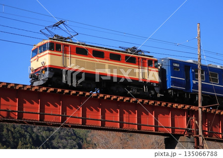 正月のしめ飾りを掲げて鉄橋を渡る大井川鐡道E32形機関車_2026/1/3撮影 135066788