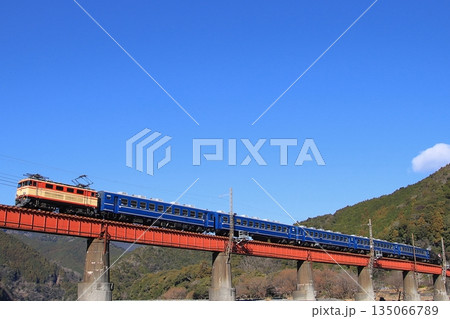 復活を遂げた元JR西日本12系客車を従えて快晴の大井川を渡る大井川鐡道E32形_2026/1/3撮影 135066789