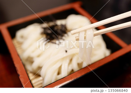 ざるうどんのクローズアップ。冷たい和食の麺料理。 ざるうどんのクローズアップ。冷たい和食の麺料理。 135066840