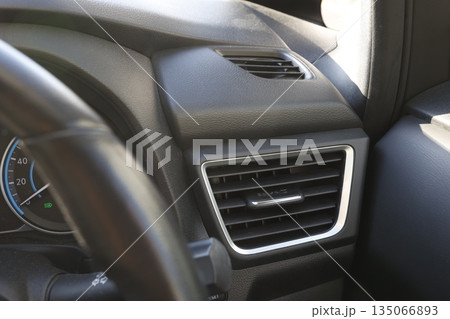 自動車の運転席にあるエアコン吹き出し口のクローズアップ。 自動車の運転席にあるエアコン吹き出し口のクローズアップ。 135066893