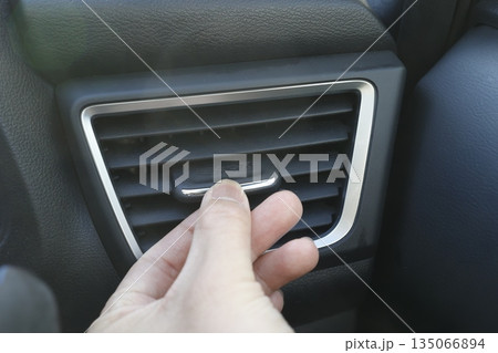 自動車の運転席にあるエアコン吹き出し口のクローズアップ。 135066894