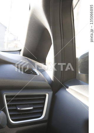 自動車の運転席にあるエアコン吹き出し口のクローズアップ。 135066895
