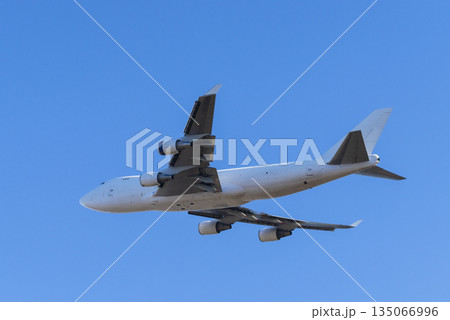 飛行機 135066996
