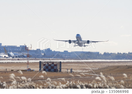 飛行機　離陸 135066998