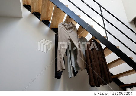 階段下スペースを活用した部屋干し洗濯物のある暮らし。 135067204