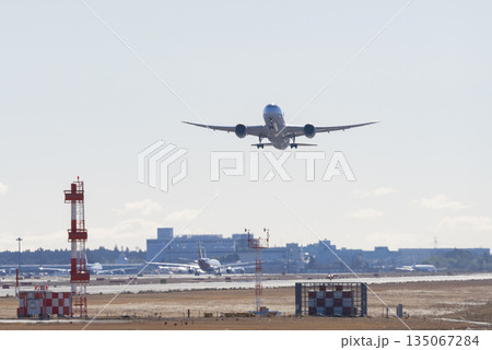 飛行機　離陸 135067284