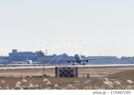 飛行機　離陸 135067290