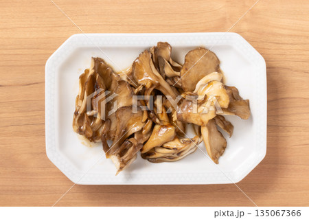 舞茸 バター醤油炒め 舞茸 バター醤油炒め 135067366