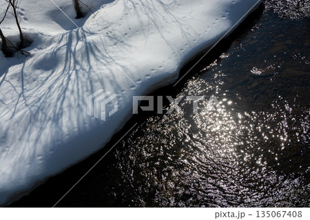 春の太陽を反射する雪溶けの小川 春の太陽を反射する雪溶けの小川 135067408