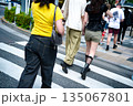 街を歩く人たち 135067801