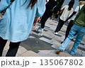 街を歩く人たち 135067802