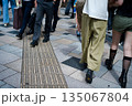 街を歩く人たち 135067804