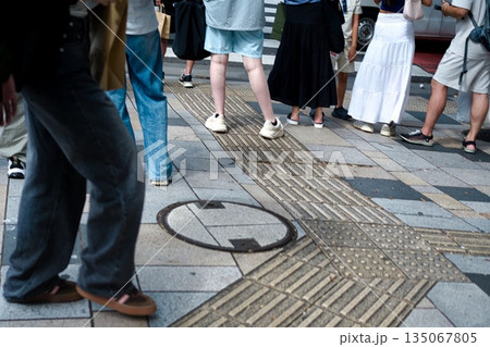 街を歩く人たち 135067805