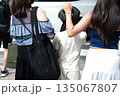 街を歩く人たち 135067807