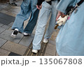 街を歩く人たち 135067808