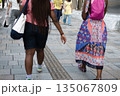 街を歩く人たち 135067809