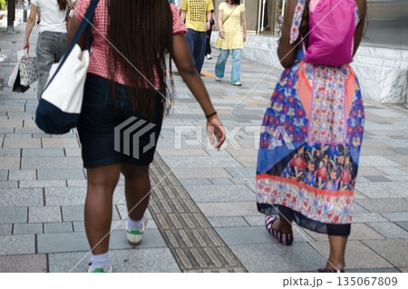 街を歩く人たち 135067809