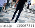 街を歩く人たち 135067811