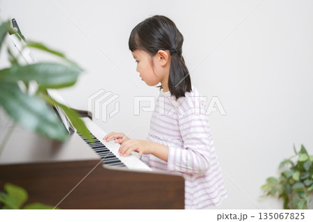 電子ピアノで練習する子供 電子ピアノで練習する子供 135067825