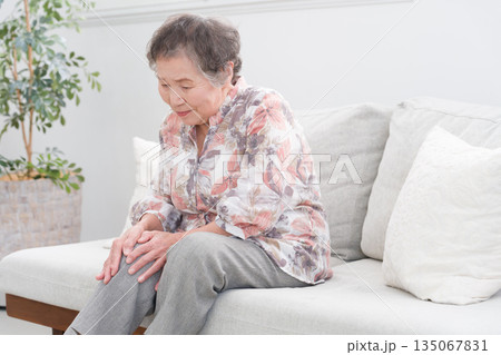 膝が痛い80代後期高齢者女性 膝が痛い80代後期高齢者女性 135067831