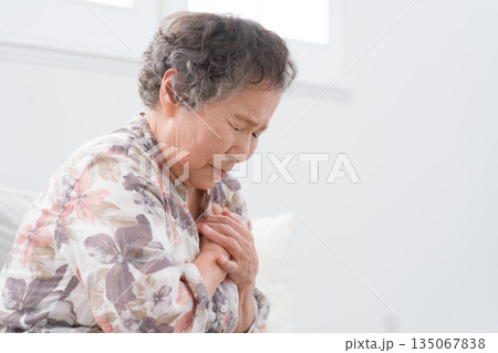 胸痛の80代後期高齢者女性 胸痛の80代後期高齢者女性 135067838