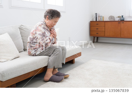 胸痛の80代後期高齢者女性 胸痛の80代後期高齢者女性 135067839