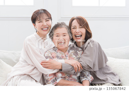 笑顔の女性三世代家族 135067842