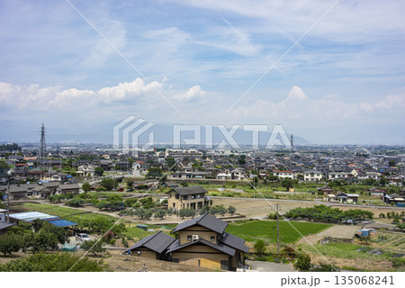 夏の山梨県南アルプス市の街並み 夏の山梨県南アルプス市の街並み 135068241