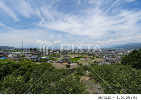 夏の山梨県南アルプス市の街並み 135068243