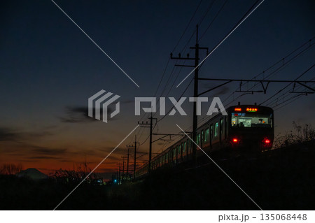 夕景と電車 135068448