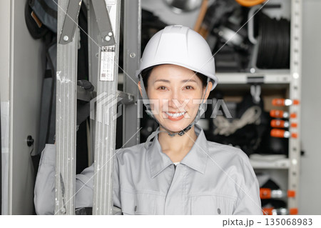 作業服を着た女性 作業服を着た女性 135068983
