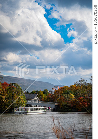 北海道 大沼国定公園の秋の紅葉風景 北海道 大沼国定公園の秋の紅葉風景 135070259