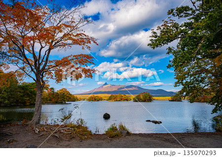 北海道 大沼国定公園の秋の紅葉風景 北海道 大沼国定公園の秋の紅葉風景 135070293