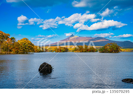 北海道 大沼国定公園の秋の紅葉風景 北海道 大沼国定公園の秋の紅葉風景 135070295