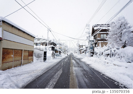 雪景色と道路 新潟県魚沼市 雪景色と道路 新潟県魚沼市 135070356