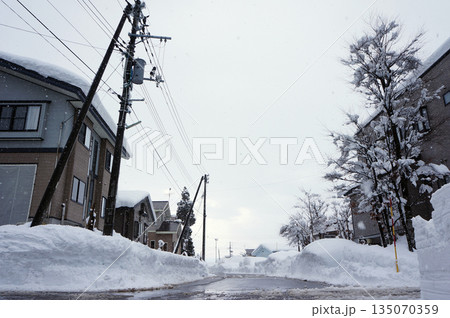 雪景色の道を行く　新潟県魚沼市 135070359