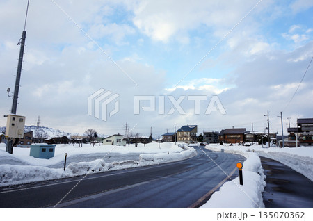 雪景色と冬の青空 新潟県魚沼市 雪景色と冬の青空 新潟県魚沼市 135070362