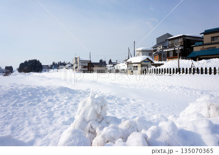 雪に埋もれた小さな駅 新潟県魚沼市 雪に埋もれた小さな駅 新潟県魚沼市 135070365