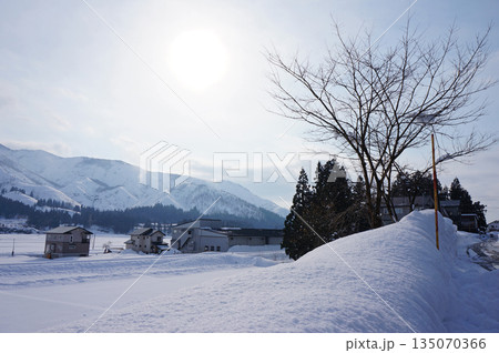 太陽と雪景色 新潟県魚沼市 太陽と雪景色 新潟県魚沼市 135070366