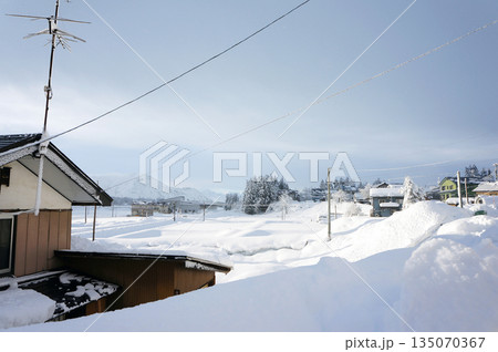 雪景色に降り注ぐ太陽の光　新潟県魚沼市 135070367