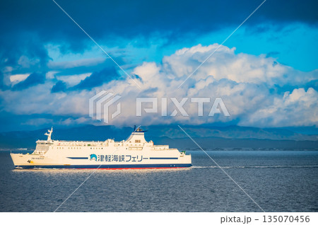北海道 函館と青森を結ぶ津軽海峡の秋の海上風景と紅葉 135070456