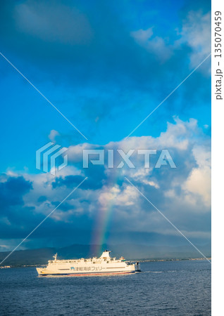 北海道 函館と青森を結ぶ津軽海峡の秋の海上風景と紅葉 135070459